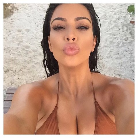 01-kim-kardashian-selfie